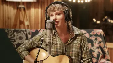 Задник до фильму"Folklore: The Long Pond Studio Sessions" #358938