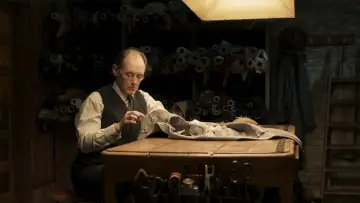Задник до фільму "Костюм" #236877