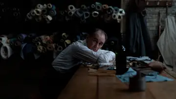 Задник до фільму "Костюм" #236879