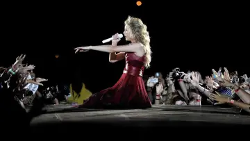 Задник до фильму"Taylor Swift: Speak Now World Tour Live" #415330