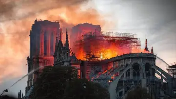 Задник до фильму"Notre-Dame brûle" #388163