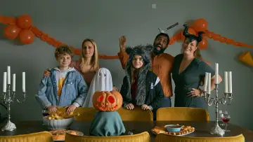 Задник до фільму "Forsvundet til Halloween" #1882092