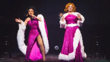 Задник до фильму"The Return of the Jinkx and DeLa Holiday Show Live!" #915086