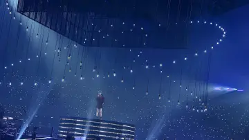 Задник до фильму"아이유 2019 투어 콘서트 <러브, 포엠> 인 서울" #461006