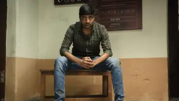 Задник до фільму "சட்டம் என் கையில்" #983112