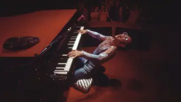 Задник до фильму"Elton John: Never Too Late" #792372