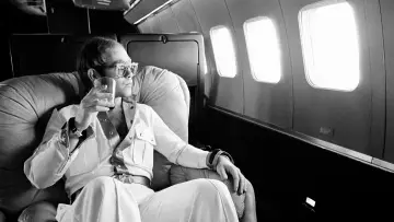 Задник до фильму"Elton John: Never Too Late" #792373