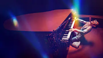 Задник до фильму"Elton John: Never Too Late" #792374