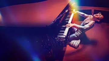 Задник до фильму"Elton John: Never Too Late" #792377