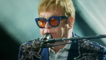 Задник до фильму"Elton John: Never Too Late" #792380