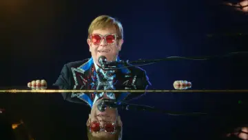 Задник до фильму"Elton John: Never Too Late" #792384