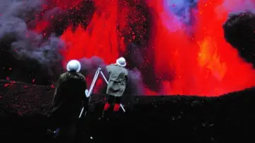 Задник до фильму"The Fire Within: A Requiem for Katia and Maurice Krafft" #458367