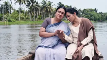 Задник до фильму"ഉള്ളൊഴുക്ക്" #487349