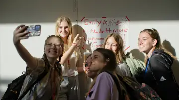 Задник до фильму"Дівчата в політиці" #443324