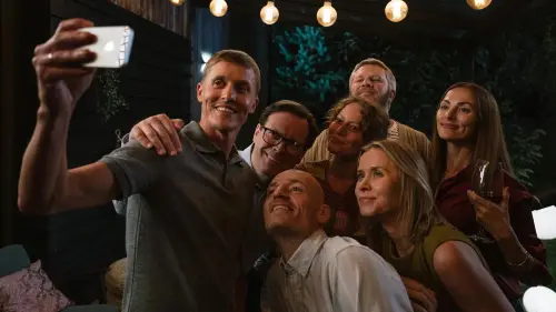 Відео до фільму Perfect Strangers | M&auml;ngufilm "T&auml;iuslikud v&otilde;&otilde;rad" / "Perfect Strangers" - tsenseeritud treiler -kinodes 16. jaanuar 2026