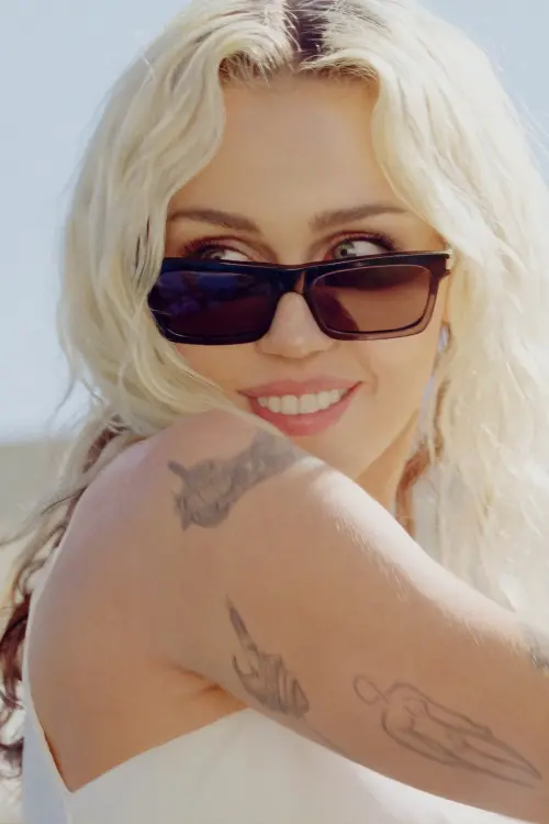 Постер до фільму "Miley Cyrus - Endless Summer Vacation (Backyard Sessions)"