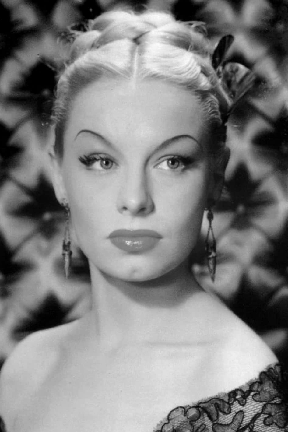 Фото  (Lili St. Cyr)