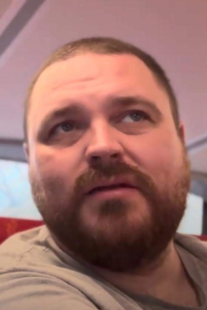 Фото  (Adam Hughes)