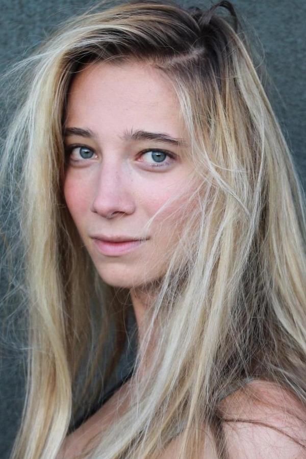 Фото  (Zoé Schellenberg)
