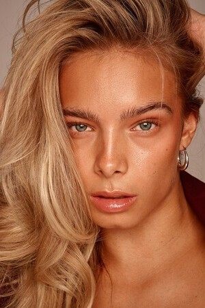 Фото  (Mina Neighbour)