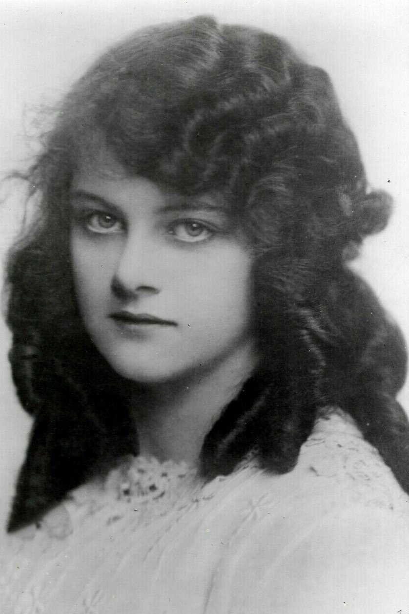 Фото  (Estelle Allen)