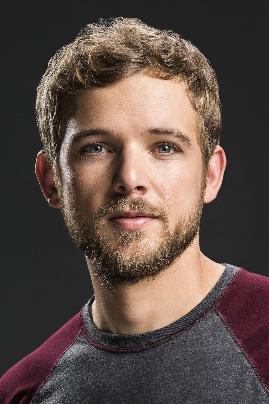 Фото Макс Тьєріот (Max Thieriot)
