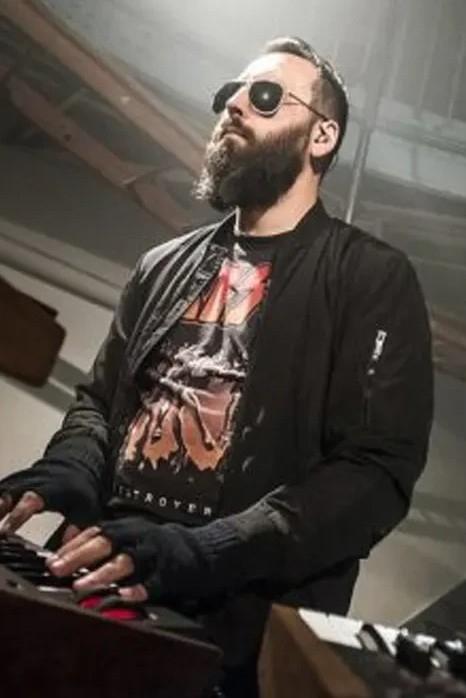 Фото  (Carpenter Brut)