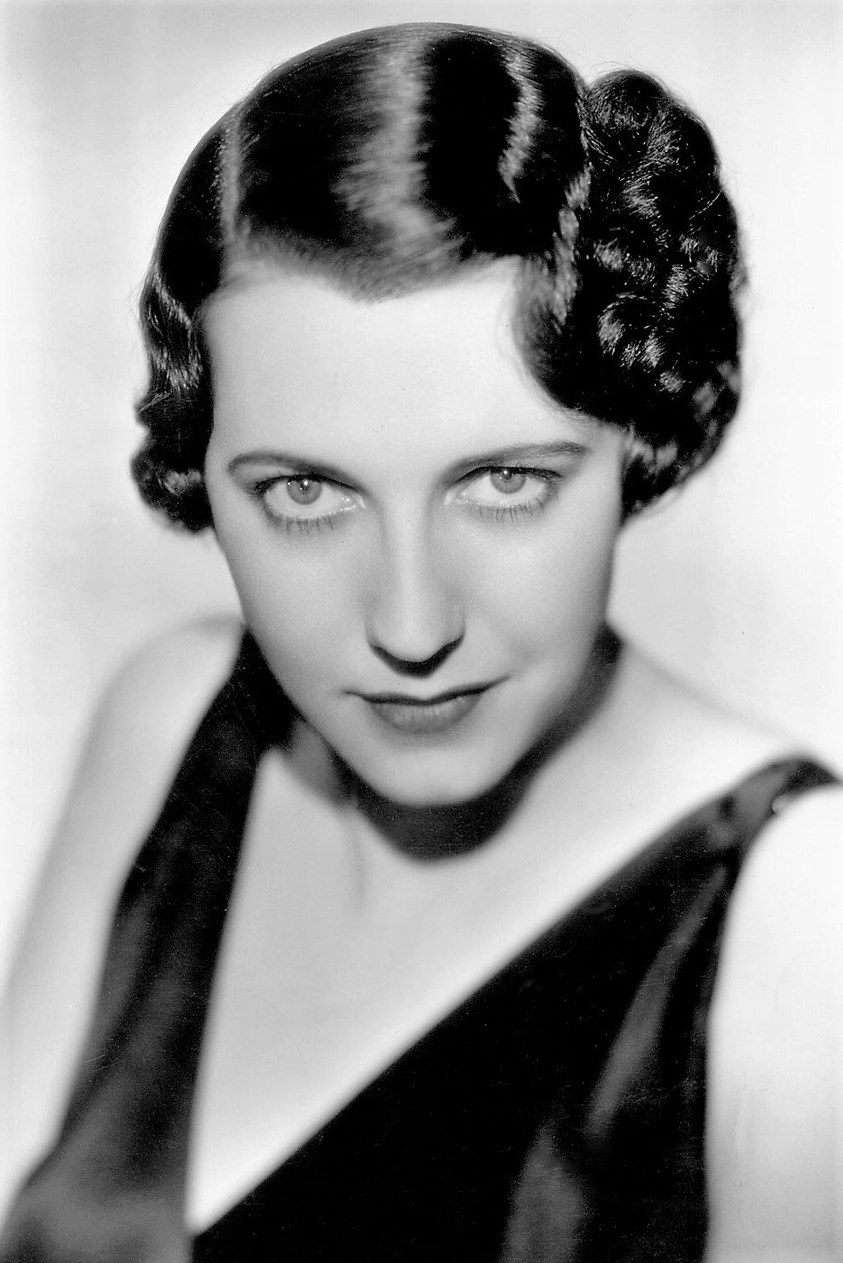 Фото  (Mona Barrie)