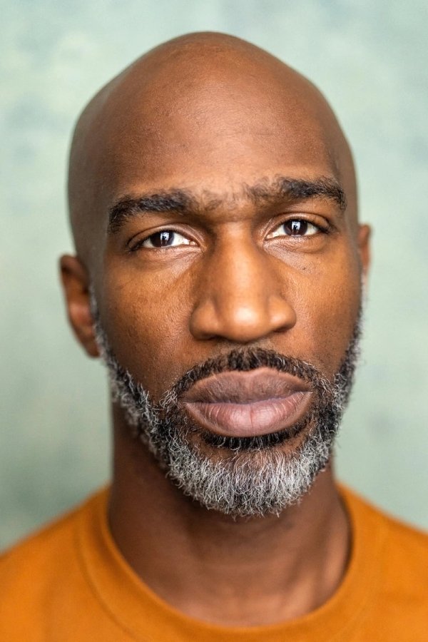 Фото  (Roger Ajogbe)