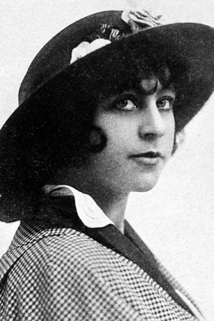 Фото  (Charlotte Burton)