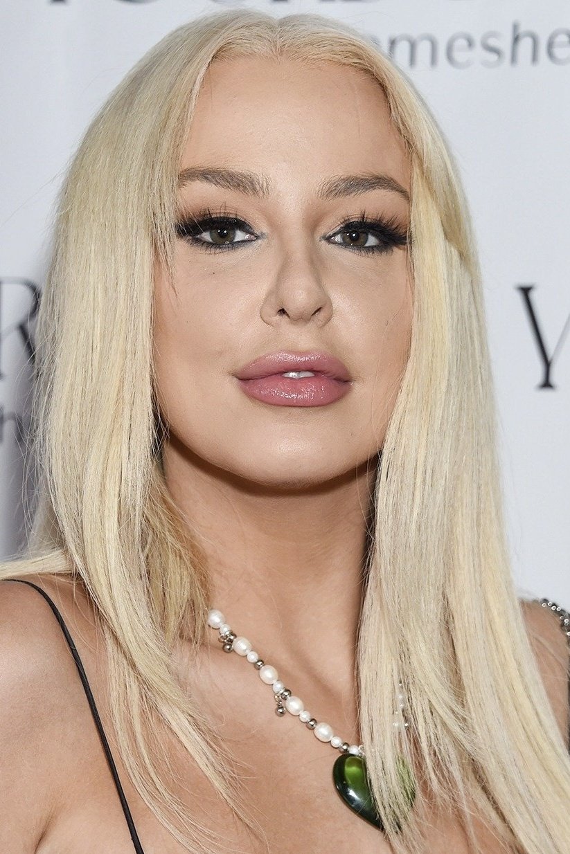 Фото  (Tana Mongeau)