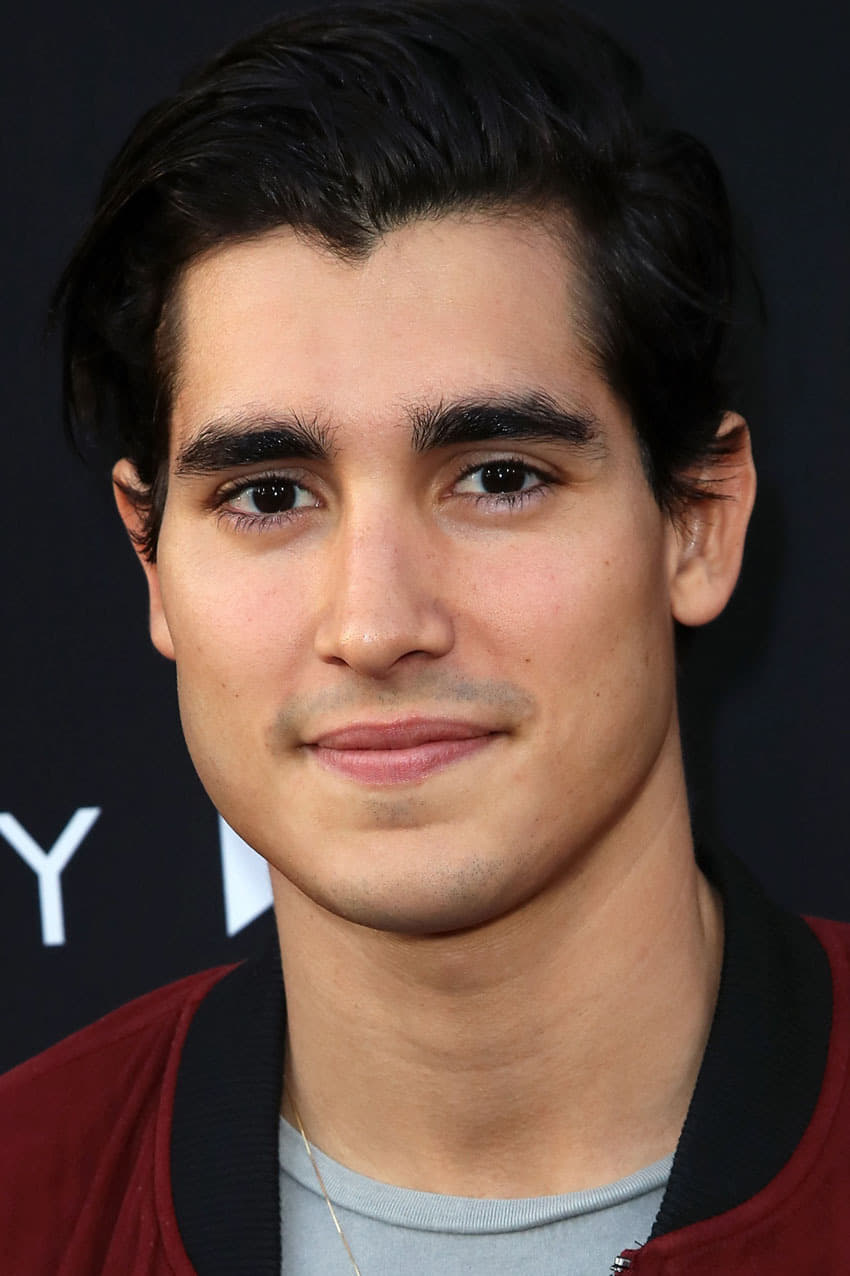 Фото Генрі Зага (Henry Zaga)