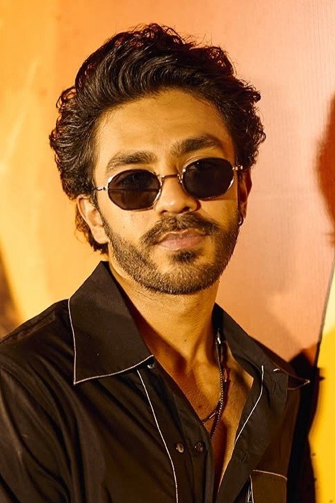 Фото  (Aaishvary Thackeray)