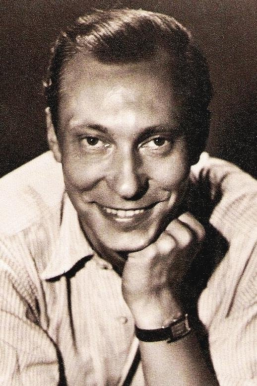 Фото  (Carl Raddatz)