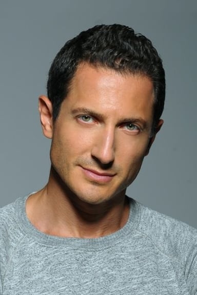 Фото Саша Ройз (Sasha Roiz)