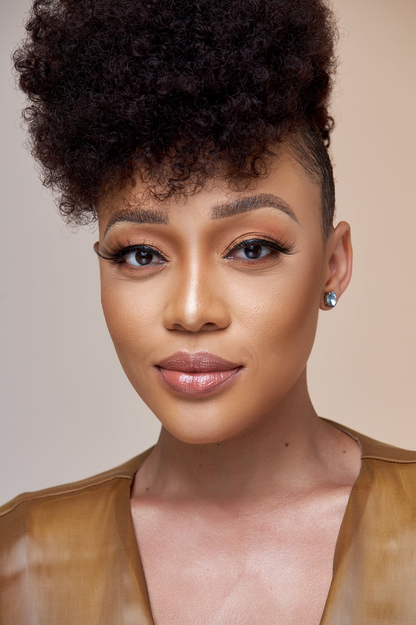 Фото  (Thando Thabethe)