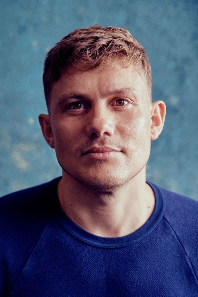 Фото  (Jon Pointing)