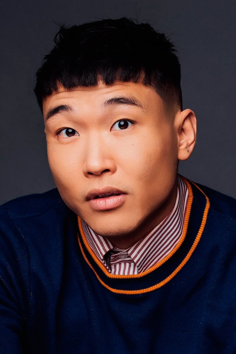 Фото Джоел Кім Бустер (Joel Kim Booster)
