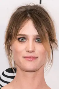 Фото Маккензі Девіс (Mackenzie Davis)