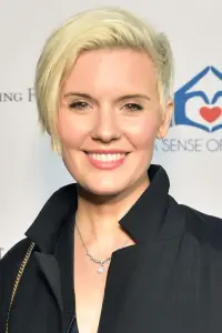Фото Меггі Грейс (Maggie Grace)