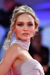 Фото Лілі-Роуз Депп (Lily-Rose Depp)