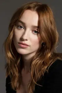 Фото Фібі Дайневор (Phoebe Dynevor)
