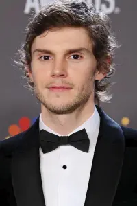 Фото Еван Пітерс (Evan Peters)