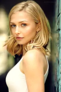Фото  (Sophie Simnett)