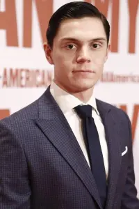 Фото Еван Пітерс (Evan Peters)