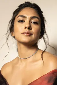 Фото Мрунал Тхакур (Mrunal Thakur)