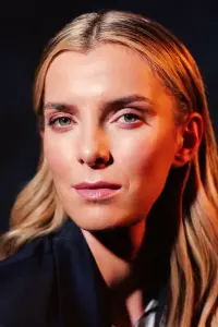 Фото Бетті Гілпін (Betty Gilpin)