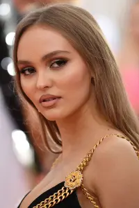 Фото Лілі-Роуз Депп (Lily-Rose Depp)