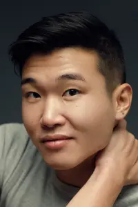 Фото Джоел Кім Бустер (Joel Kim Booster)
