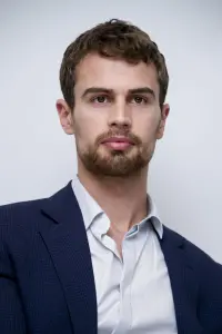 Фото Тео Джеймс (Theo James)